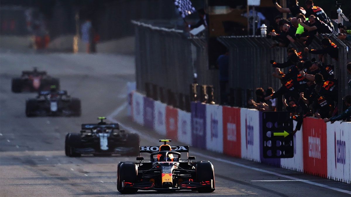 Sergio Pérez celebra su primera victoria con Red Bull en Bakú