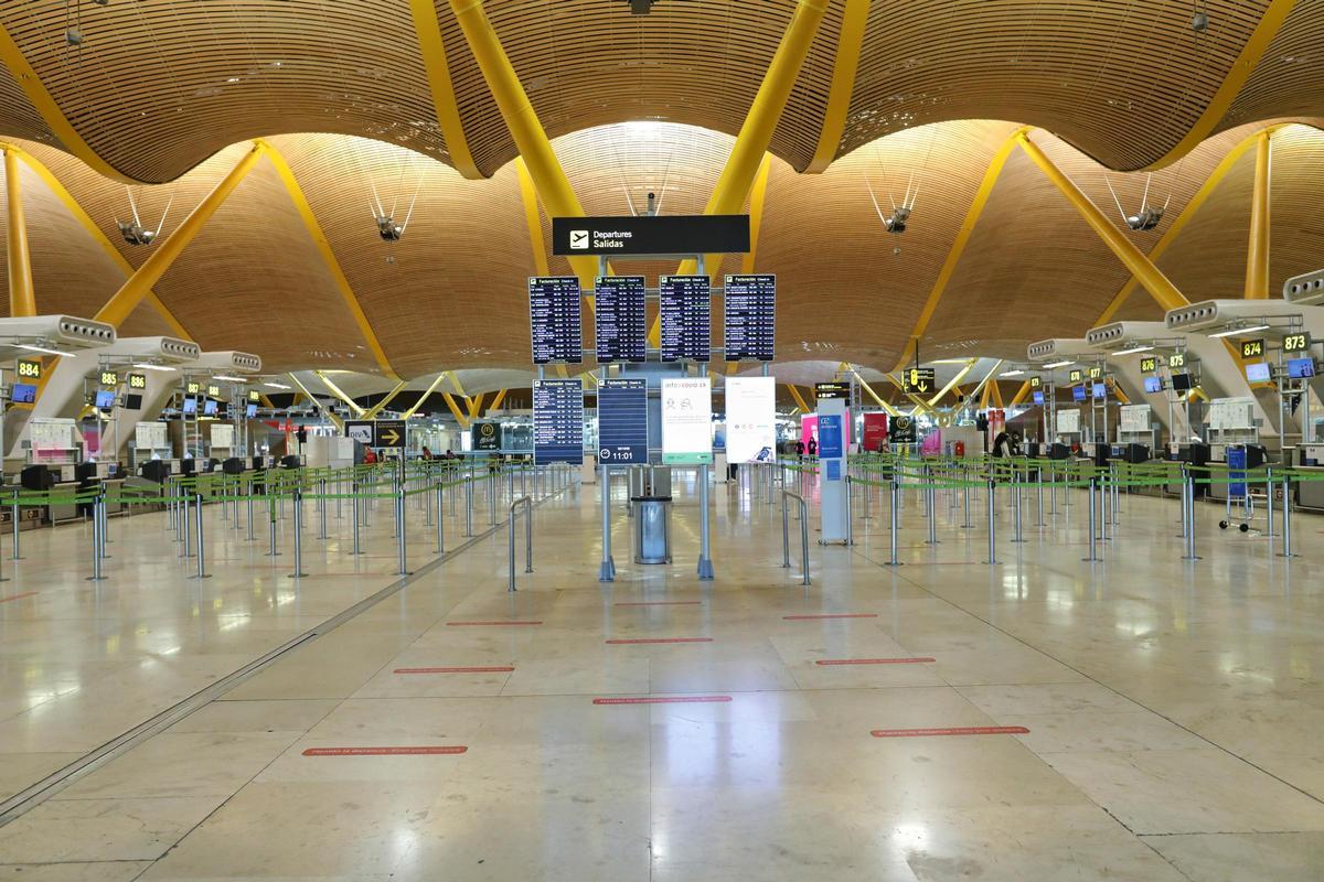 Archivo - Ambiente en la T4 del Aeropuerto de Madrid-Barajas Adolfo Suárez durante el primer día con nuevas restricciones en la movilidad, en Madrid, (España), a 3 de octubre de 2020.