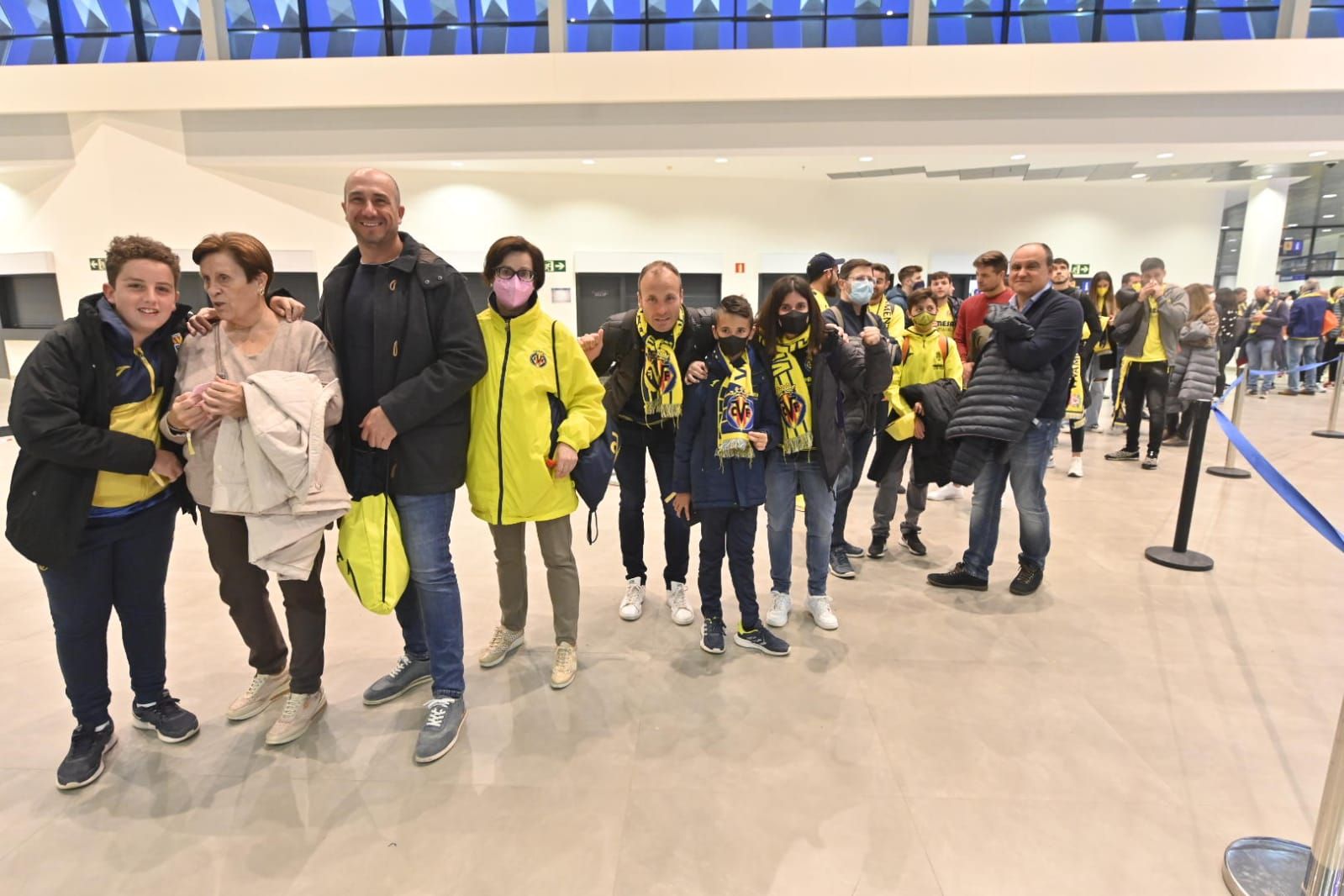 Salida de los aficionados del Villarreal desde el aeropuerto