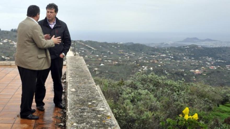 Francisco Santana visita el Mirador de Montaña Cabreja para estudiar su posible reactivación tras más de una década cerrado