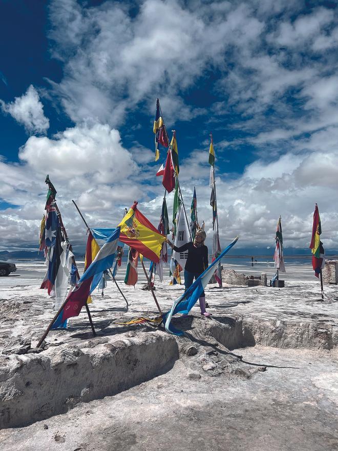 El bosque de banderas del Salar de Uyuni dio la bienvenida a Sania.