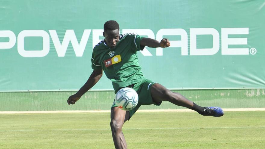 El centrocampista Mfulu remata durante un entrenamiento