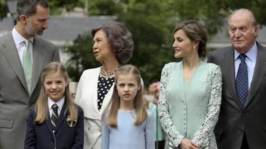 Foto de la Família Reial després de la cerimònia religiosa celebrada ahir a Madrid.