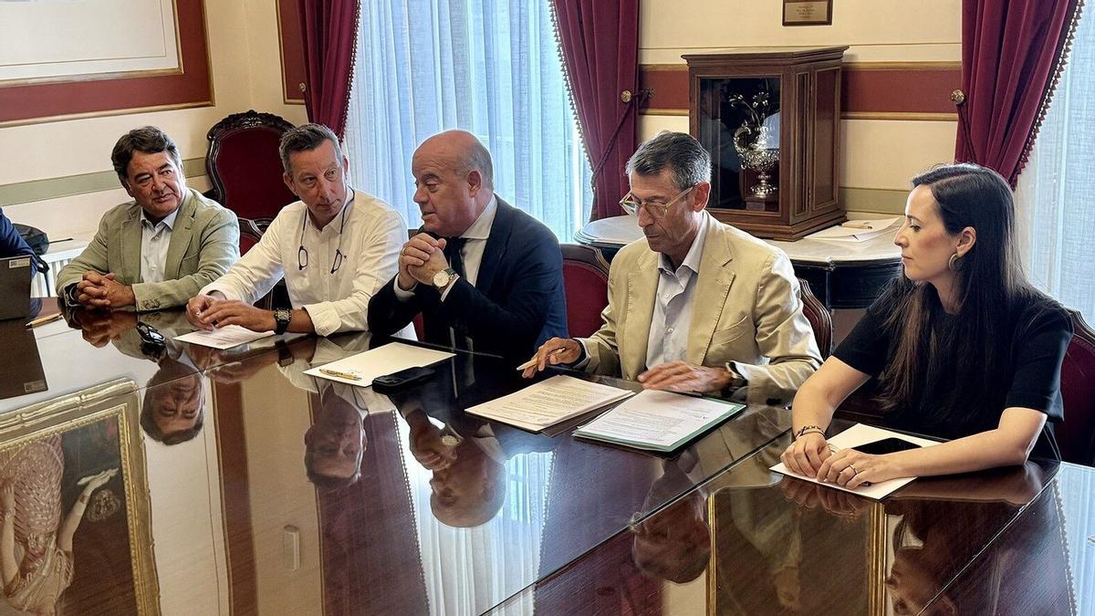 El Salón de los Reyes del Ayuntamiento de Antequera ha acogido un pleno extraordinario del Consejo Regulador de la Indicación Geográfica Protegida (IGP) Mollete de Antequera, en el que se formalizó la inscripción definitiva de Mollete San Roque y Horno El Antequerano en el registro de hornos elaboradores, quedando ambas empresas incorporadas como miembros de pleno derecho del organismo.