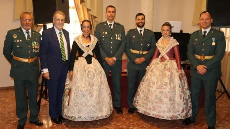 El alcalde con las falleras y los jefes de ambas comandancias.