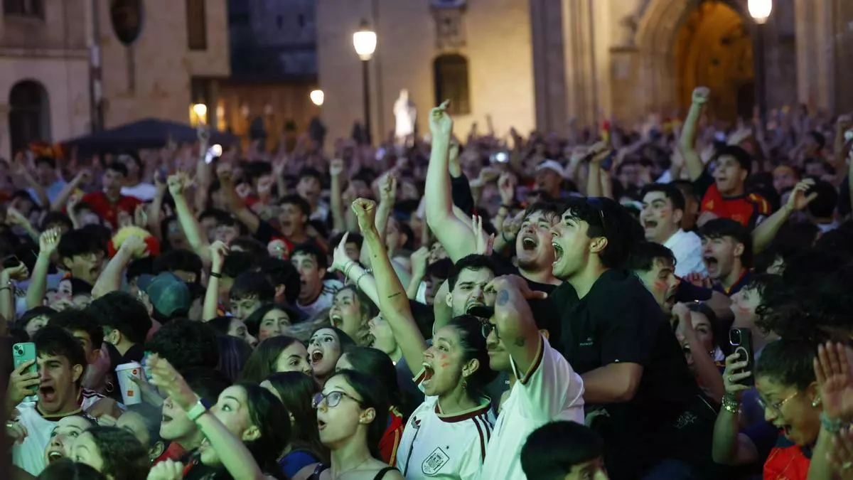 Oviedo disfruta con una selección como una Catedral: espectacular ambiente en la plaza de Alfonso II El Casto