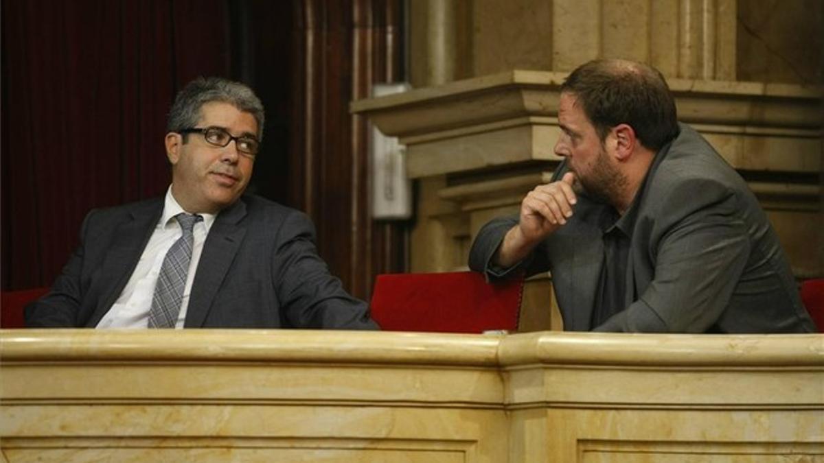 Francesc Homs y Oriol Junqueras conversan en el Parlament el pasado 26 de septiembre.