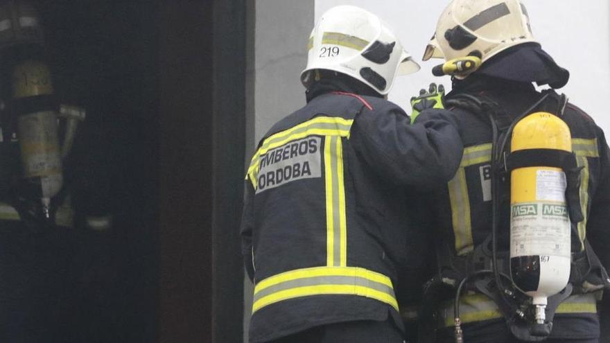 Los bomberos de Córdoba hallan a una mujer de 80 años muerta sola en su casa