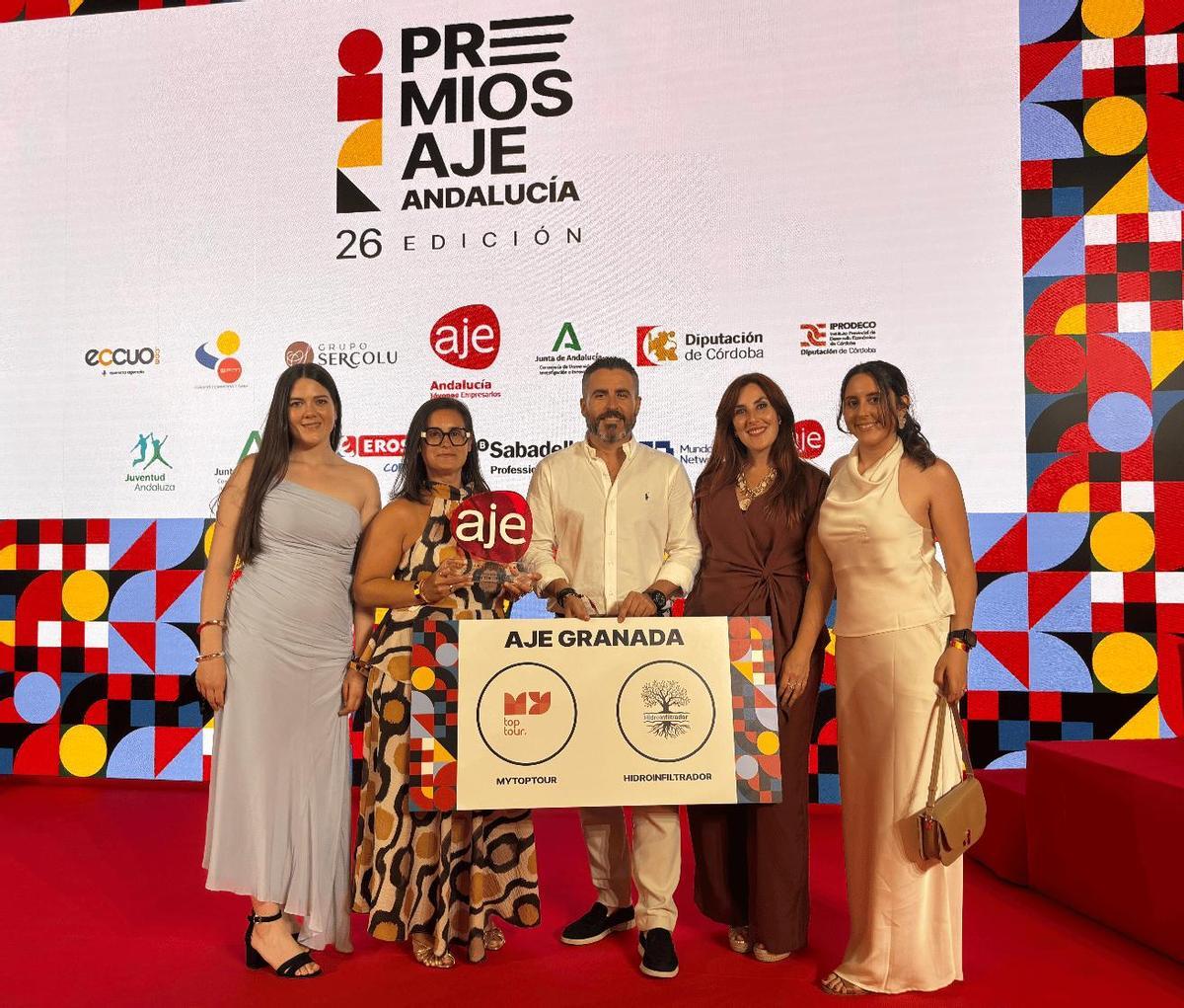 La empresa My Top Tour ha recibido en julio de 2026 el Premio de la Asociación Jóvenes Empresarios de Andalucía a la mejor trayectoria empresarial. En la imagen, junto a José Luis Blas y Rocío de Haro, María Isabel Gámez, directora de operaciones; Rosa Molina Melguizo, directora de relaciones comerciales e institucionales, y Mariaclara Arosamena, directora de marketing.
