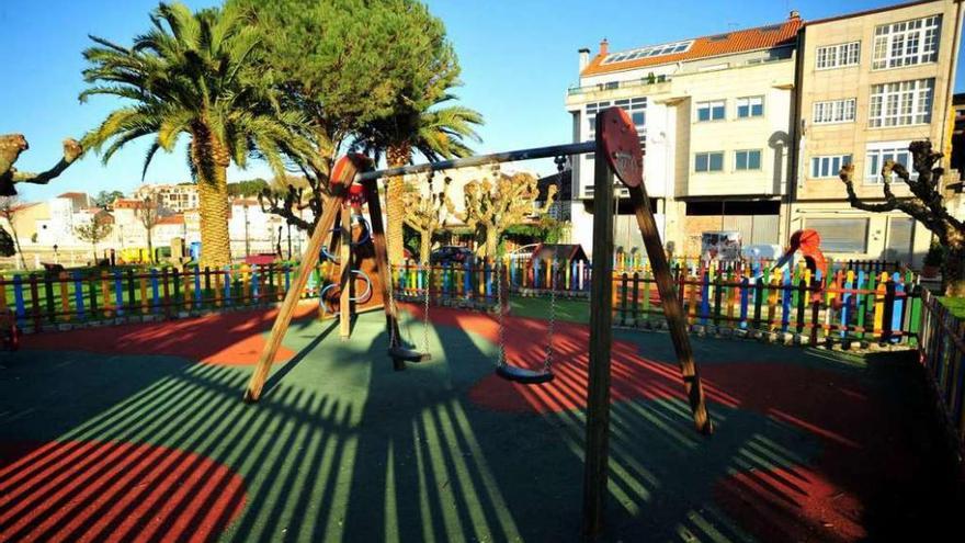 Parque infantil de Carril, en el que el Concello ya instaló nuevos juegos. // Iñaki Abella