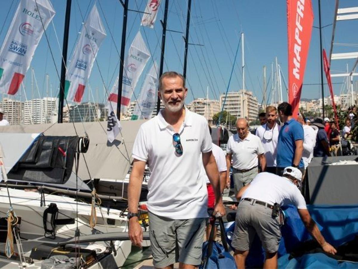 Felipe VI se pone al mando del Aifos 500 en la primera regata de la Copa del Rey