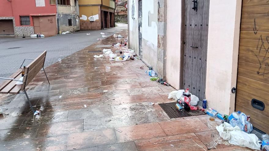 &quot;Ruido, vandalismo y amenazas&quot;: los botellones agotan la paciencia los vecinos de La Villa, en Mieres