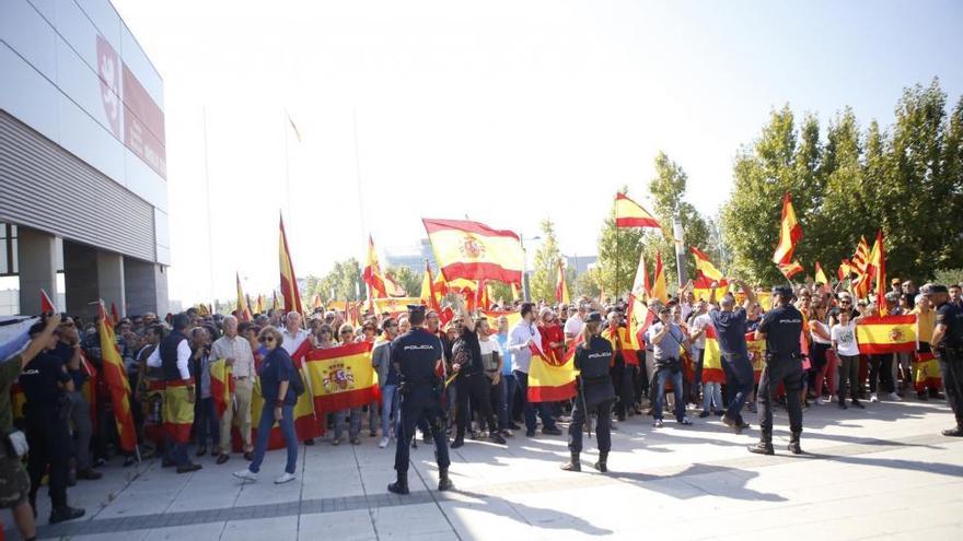 Cerradas las puertas del Siglo XXI para evitar los enfrentamientos entre manifestantes y asistentes