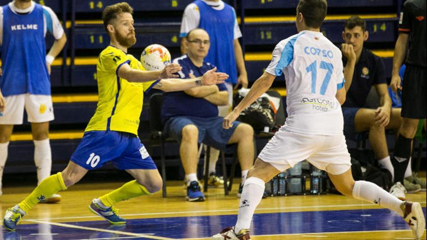 Juanillo controla el balón ante Corso.