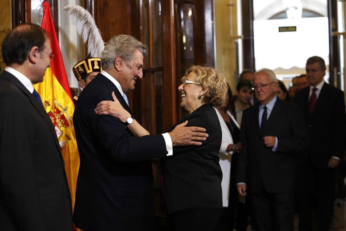 El president del Congrés, Jesús Posada, saluda l’alcaldessa de Madrid, Manuela Carmena, en l’acte del Dia de la Constitució.