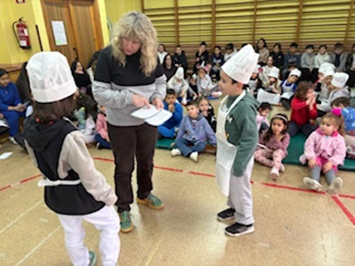 Mar Olid visita el colegio público El Coto de El Entrego