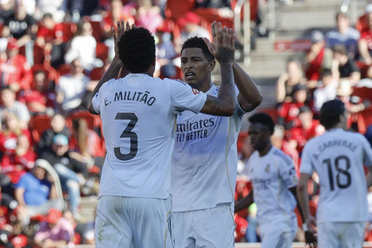 Militao celebra con Bellingham su gol contra el Mallorca.