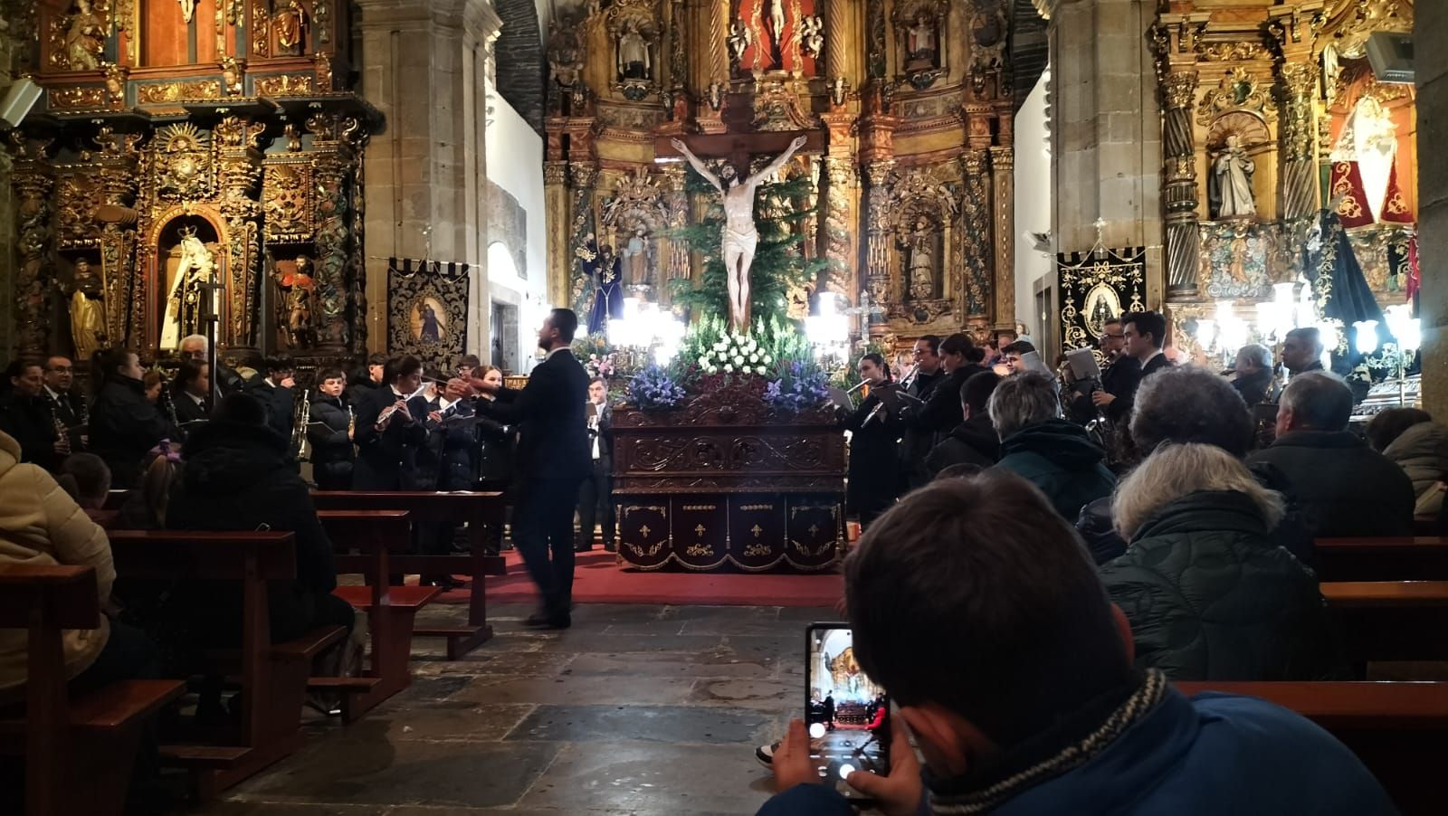 En imágenes: Luarca suspende la procesión del Cristo del Perdón, al que homenajea con la música de La Lira