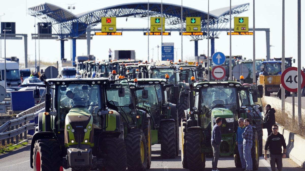 Los tractores bloquean el acceso al puerto de Tarragona