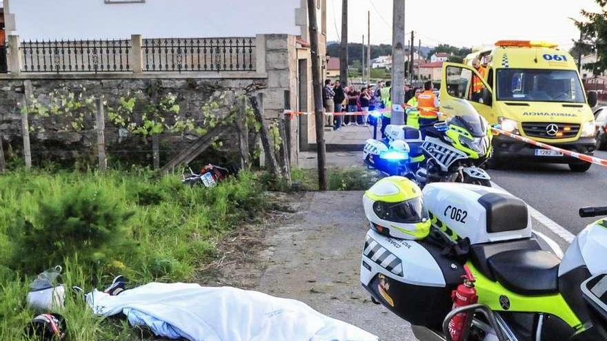 La fallecida, en primer término, y al fondo la motocicleta accidentada. // Iñaki Abella