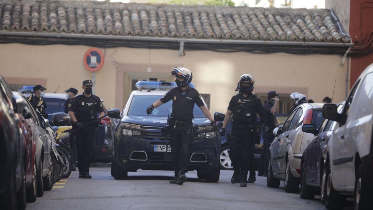 Varios agentes, en la calle Sant Fulgenci tras el tiroteo ocurrido el pasado 18 de mayo. | GUILLEM BOSCH