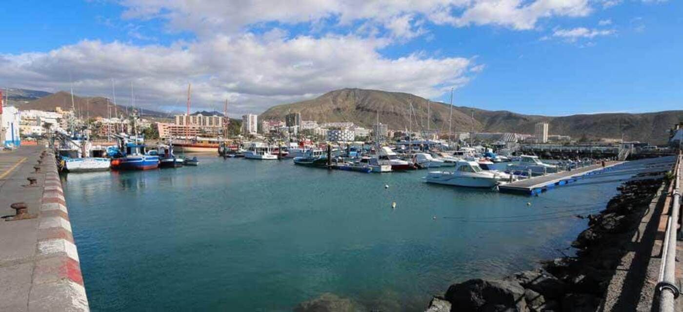 Puerto de Los Cristianos, en el sur de Tenerife.jpg