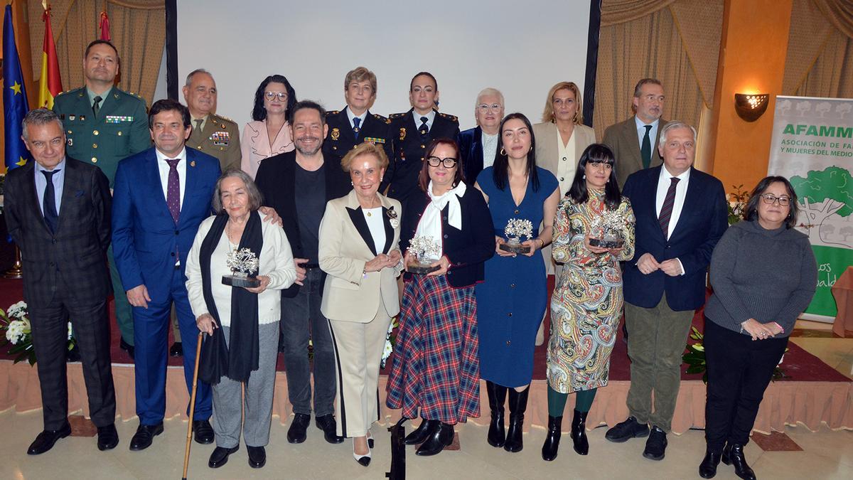 La zamorana Manuela Escudero Martín y la leonesa Paula Fernández Hernández (quinta y cuarta por la derecha) en la foto institucional de los Premios Compromiso Afammer.