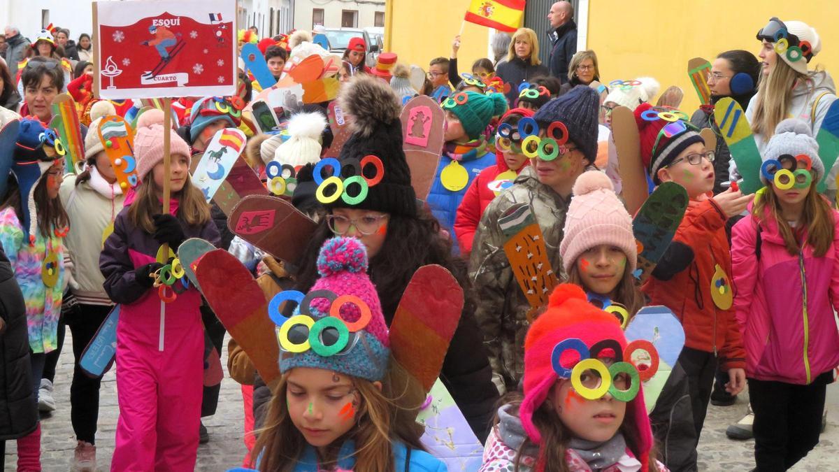 Tampoco faltó una representación con los deportes de invierno