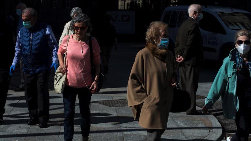 Varias personas con mascarilla en Ourense.