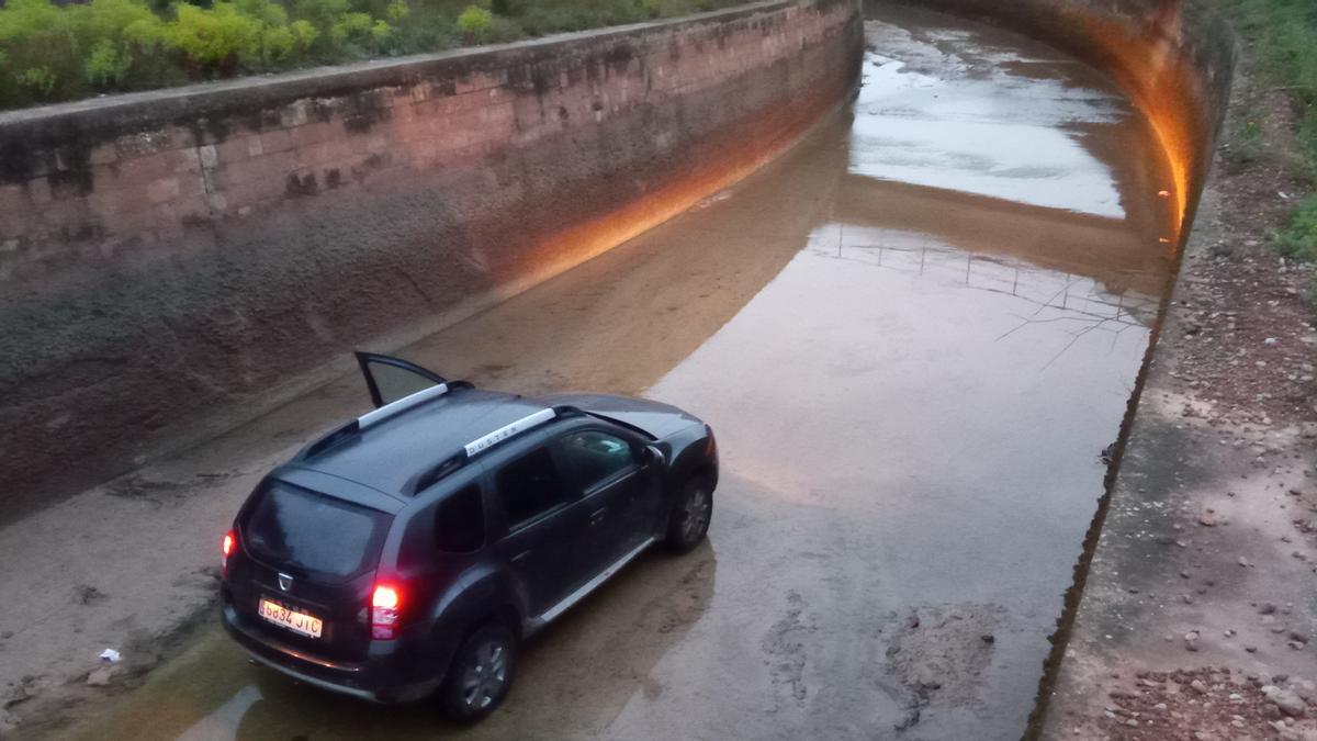 El vehículo hallado en la acequia