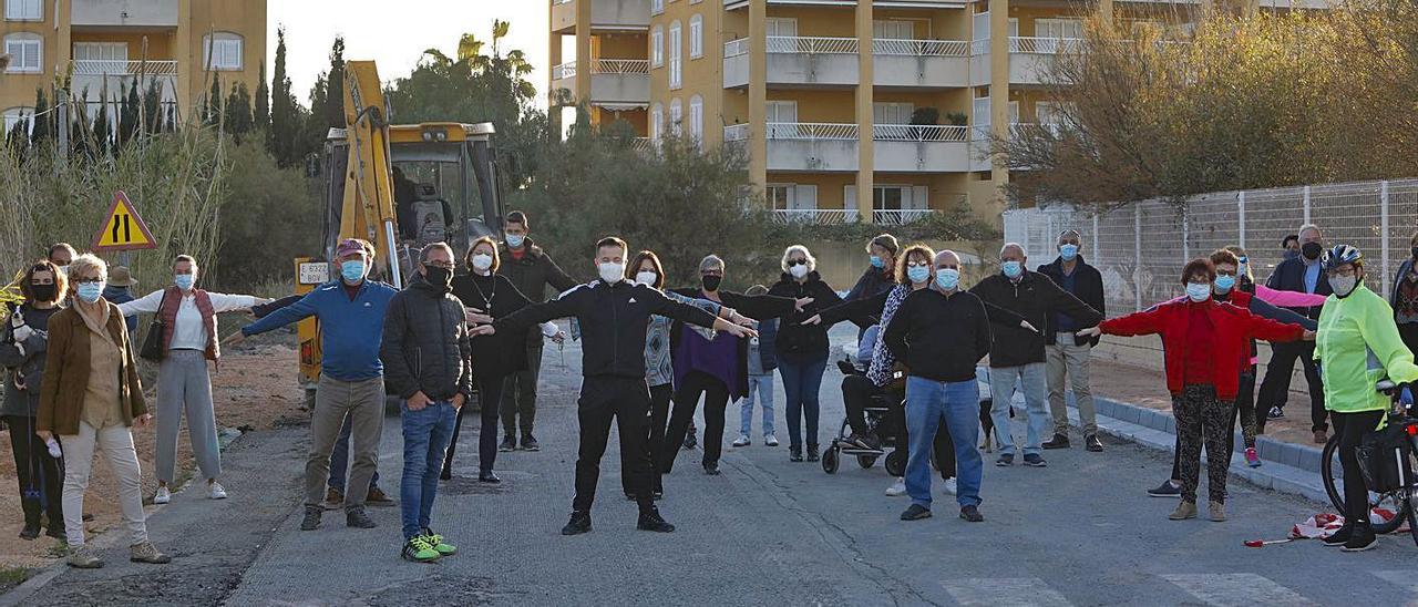 Un momento de la protesta en las obras para ampliar el puente de la Finca de Penya.  | DANIEL TORTAJADA