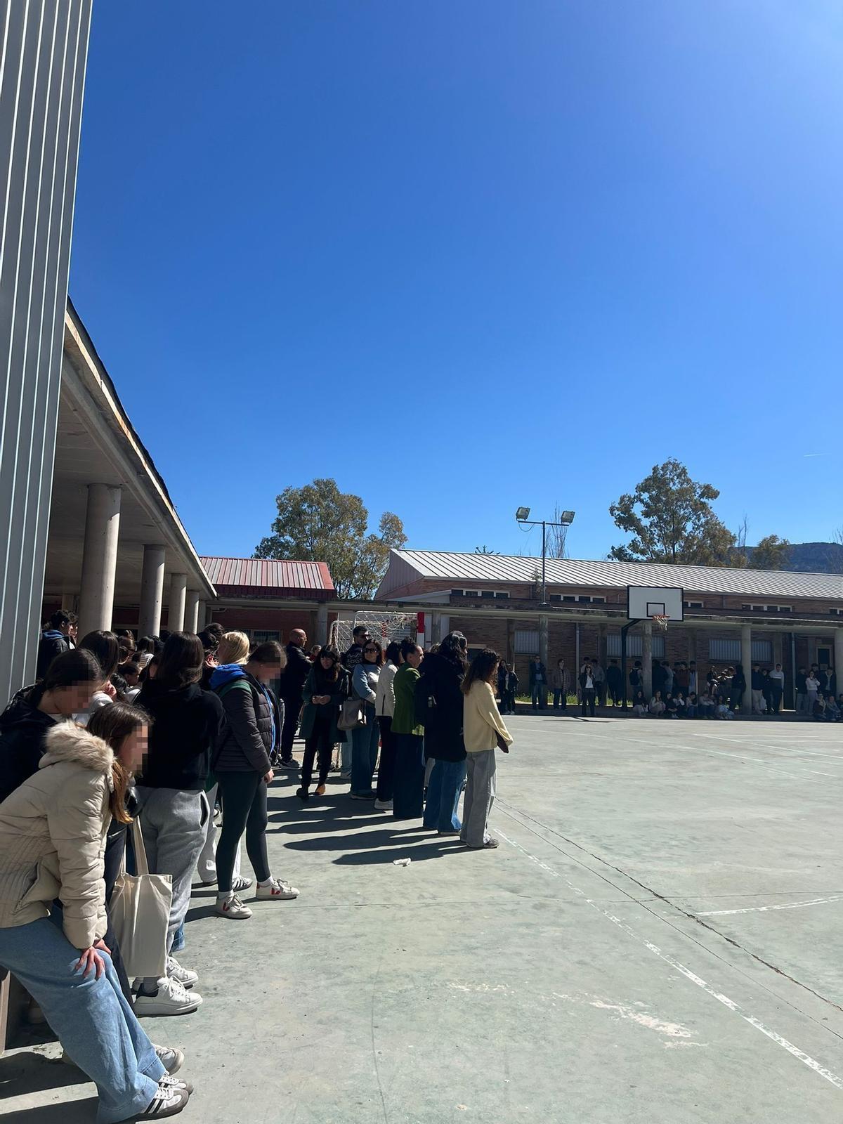 Concentración realizada en lunes en el IES Cotes Baixes para mostrar su repulsa a la agresión sufrida por el docente