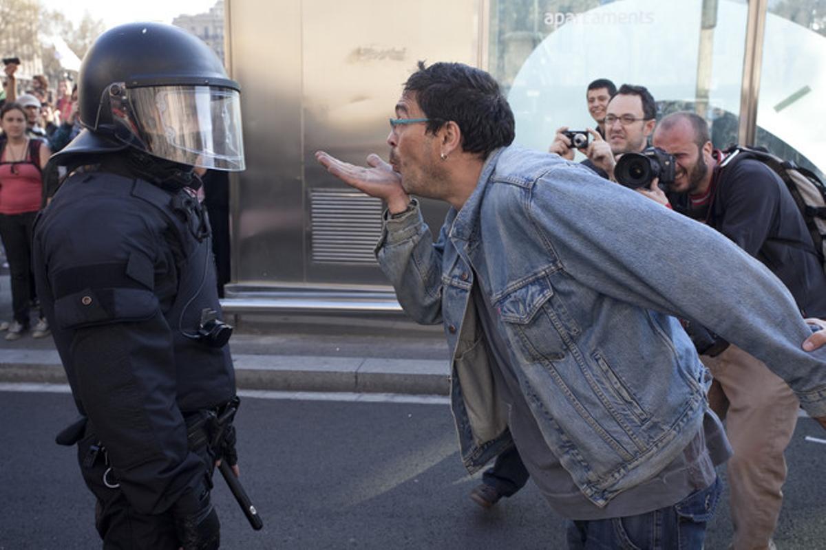 Los chalecos amarillos se enfrentan a la policía en los Campos Eliseos.