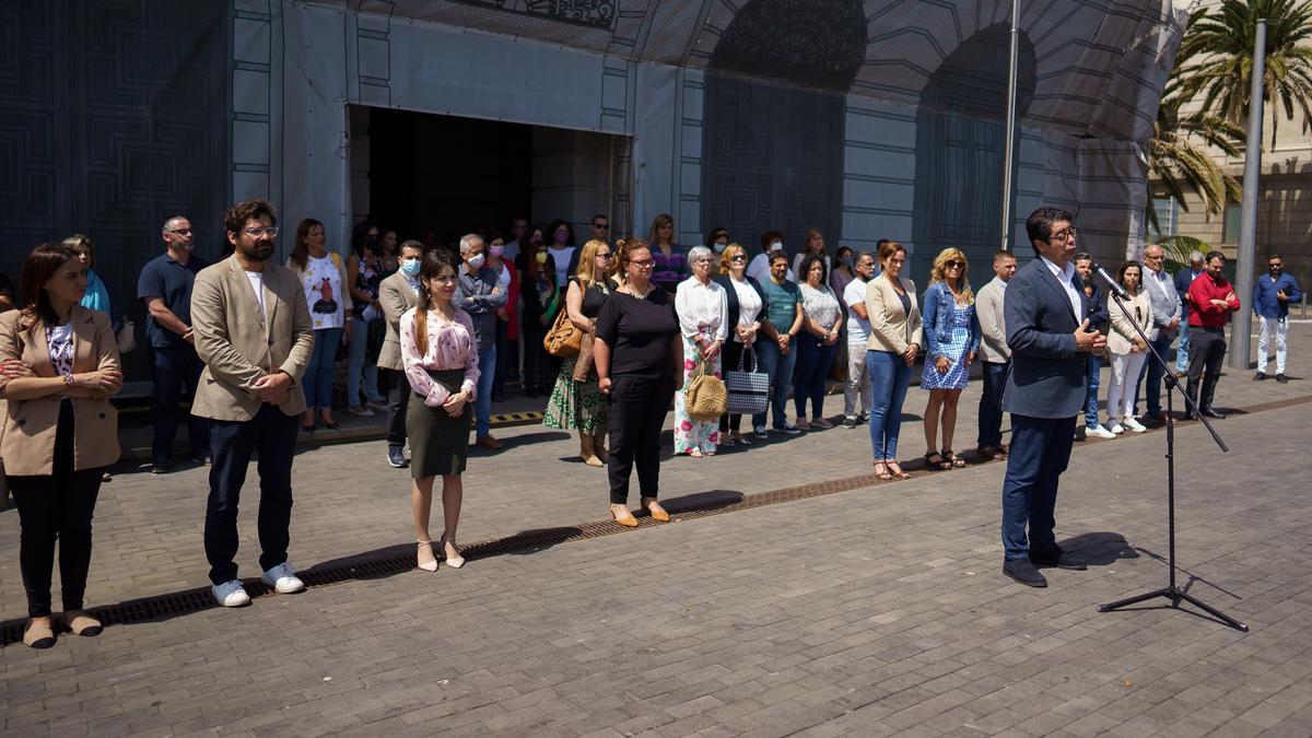 Minuto de silencio por la muerte de una mujer en Tenerife, presuntamente asesinada por su marido.