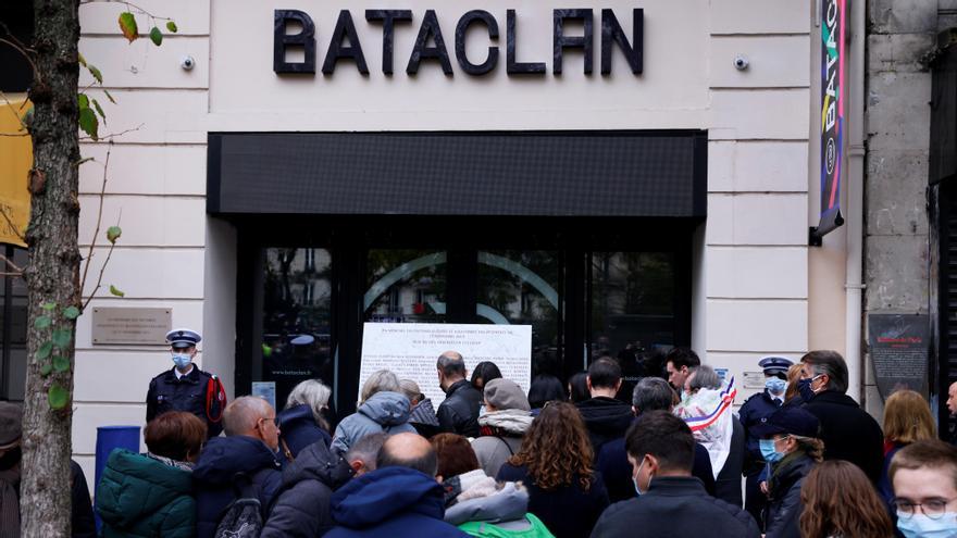Francia rinde homenaje a las 130 víctimas mortales de la sala Bataclán en el quinto aniversario de los atentados.