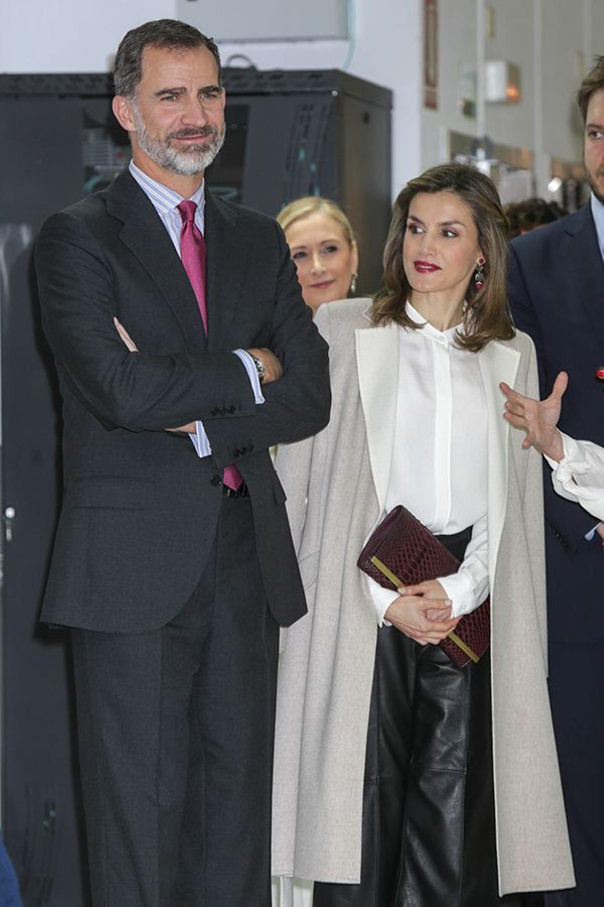 Don Felipe y doña Letizia visitan la revista Woman
