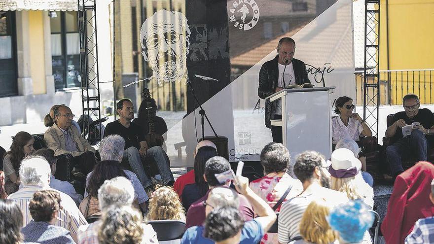 Asistentes al homenaje de Ángel González en la plaza del Paraguas, escuchando al escritor Xuan Bello