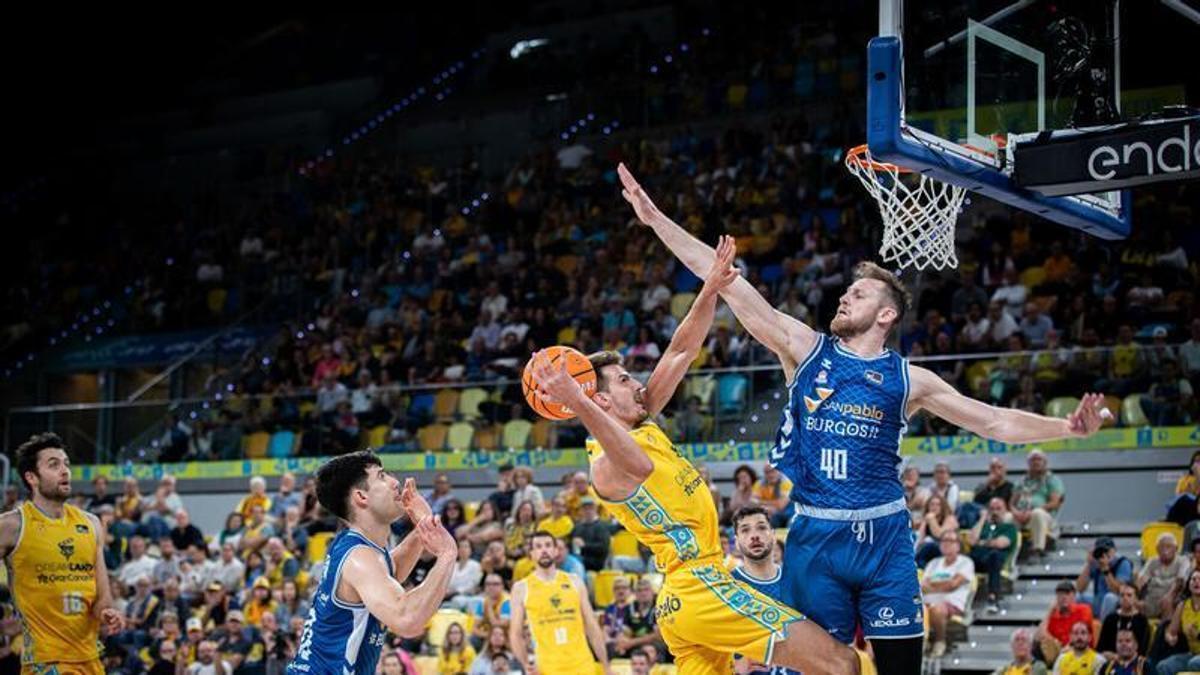 Luke Fischer puntea un intento de bandeja de Nico Brussino en la última visita del Burgos al Granca en el Arena.