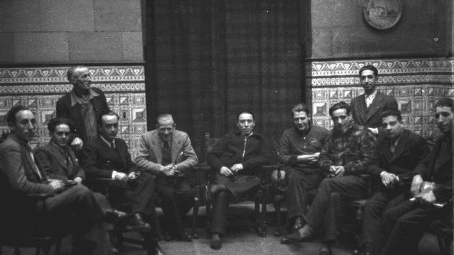 El Consejo Interprovincial de Asturias y León, el 16 de enero de 1937, tras presentar el programa de acción política aprobado por todas las fuerzas políticas. De izquierda a derecha, Onofre G. Tirador, Ramón González Posada, Maximiliano Llamedo, Antonio Ortega, Valentín Calleja, Belarmino Tomás, Juan Ambou, Gonzalo López, Rafael Fernández, José Maldonado y Aquilino Fernández Roces. Faltan los consejeros Segundo Blanco, Luis Roca de Albornoz y Ramón Álvarez Paloma, que se encontraban en misiones gubernamentales.  |   | FOTOGRAFÍA DE  CONSTANTINO SUÁREZ / MUSÉU DEL PUEBLU D’ASTURIES