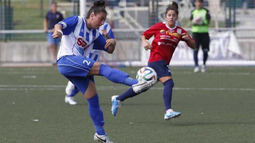 Una jugadora del Sárdoma patea el balón.