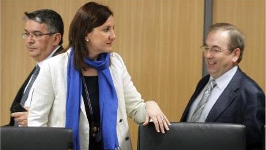 José Manuel Vela, María José Catalá y Luis Rosado, ayer, en la reunión con los sindicatos.