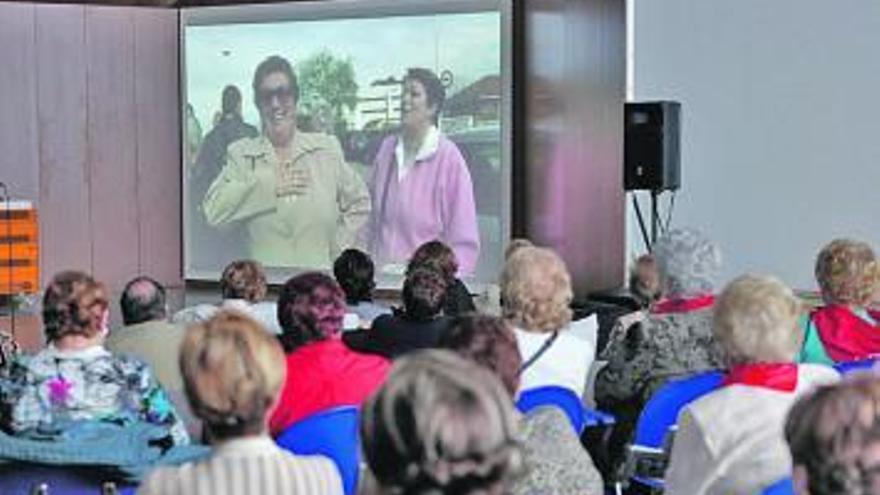 Asistentes a la presentación del Labsocial-Club durante la proyección de un documental.