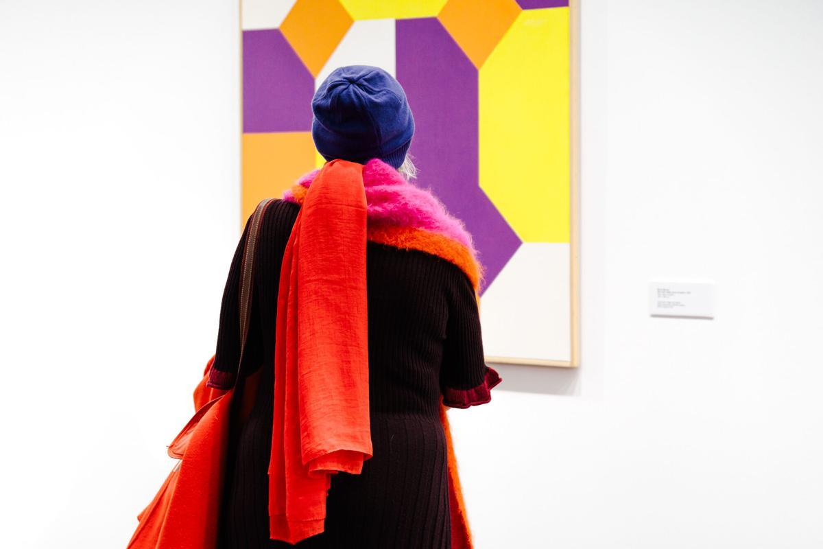 Una persona observa una obra en la feria ARCO Madrid 2025. Una persona observa una obra en la feria ARCO Madrid 2025.