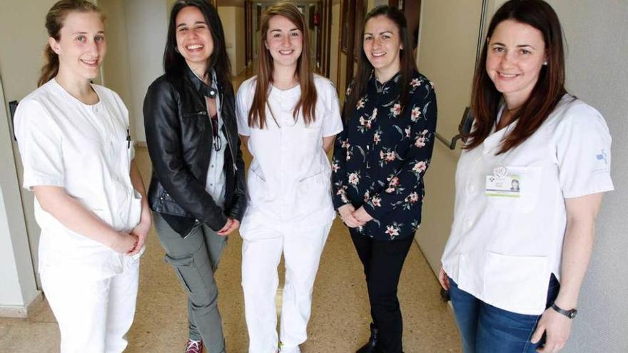 Por la izquierda, Valentina Mariotti, Ninfa Bisconti, Laura Francis, Pamela Murphy y la enfermera Pilar González, del Hospital San Agustín, ayer, en las dependencias del centro avilesino.