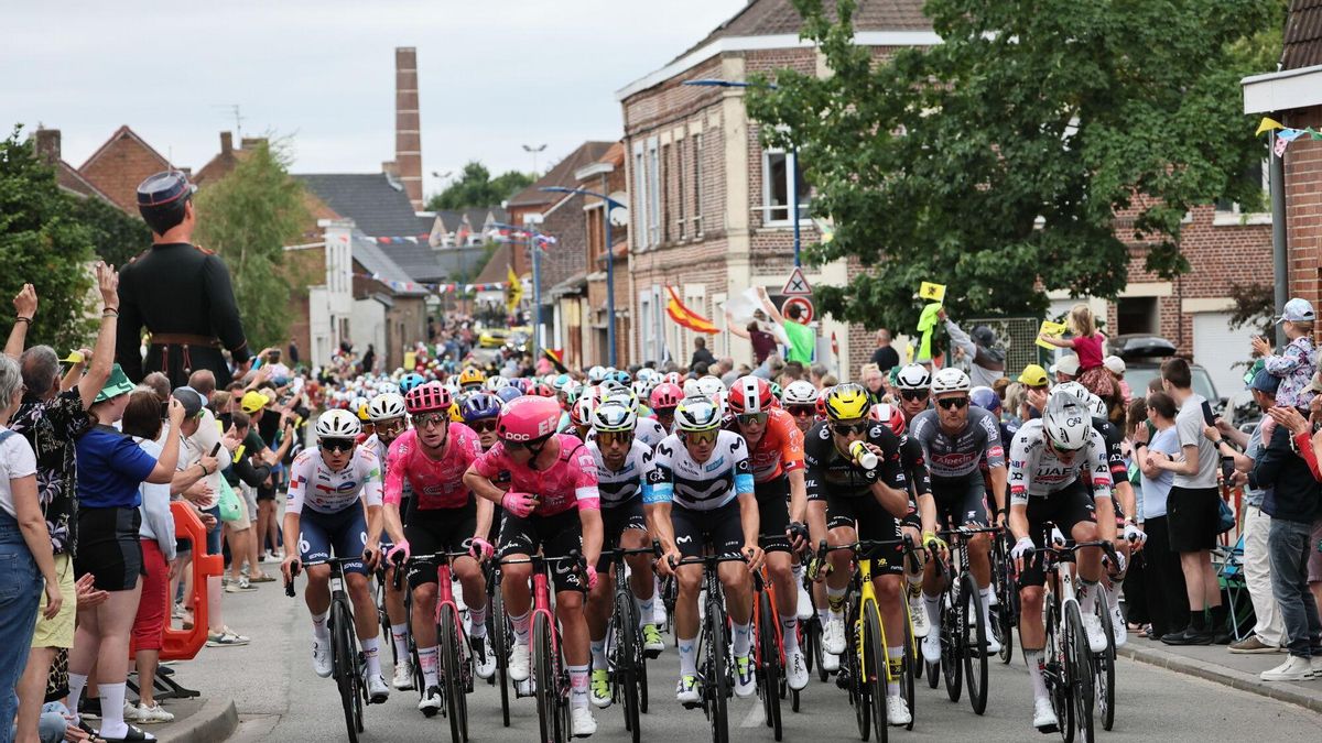 Lille (France), 05/07/2025.- Fans cheer as the pack rides past during the 1st stage of the Tour de France cycling race over 184.9km in Lille Metropole, France, 05 July 2025. (Ciclismo, Francia) EFE/EPA/CHRISTOPHE PETIT TESSON
