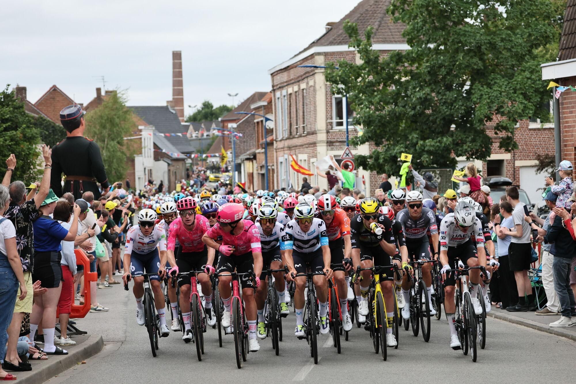 Lille (France), 05/07/2025.- Fans cheer as the pack rides past during the 1st stage of the Tour de France cycling race over 184.9km in Lille Metropole, France, 05 July 2025. (Ciclismo, Francia) EFE/EPA/CHRISTOPHE PETIT TESSON