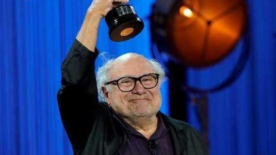 Danny De Vito con el premio.