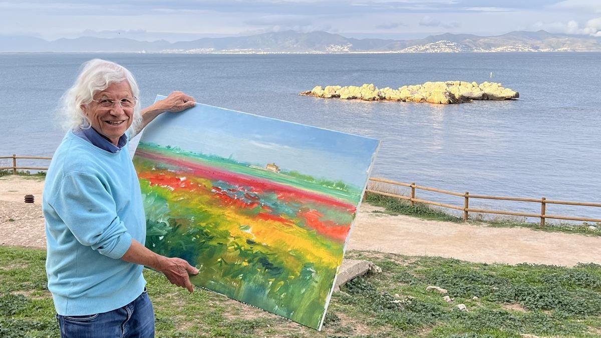 Lluís Roura amb una de les seves obres sobre el mar d'Empúries.