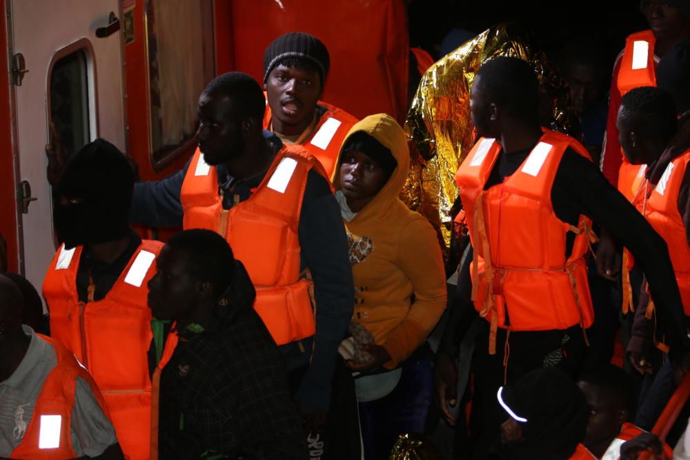 Trasladan a Málaga a 163 personas rescatadas de tres pateras