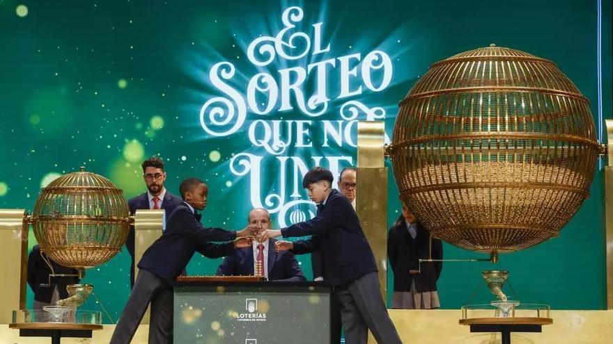 ¿Por qué 7 de cada 10 españoles seguimos jugando a la Lotería de Navidad, si casi nunca toca?